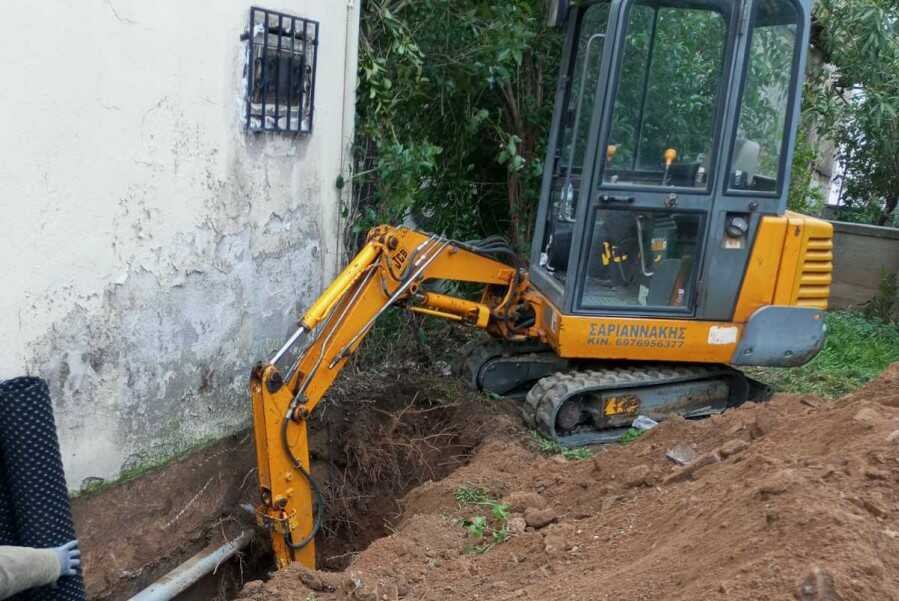 Εκσκαφή δικτύων σε στενό χώρο με mini εκσκαφέα JCB Σαριαννάκης